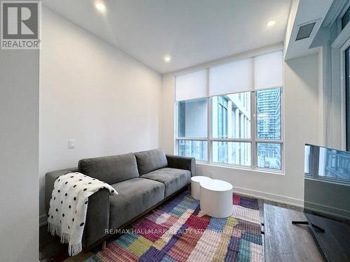 1810 - 108 Peter Street, Toronto, ON - Indoor Photo Showing Living Room