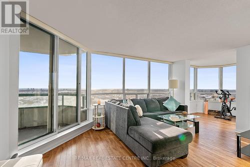 1808 - 550 Webb Drive, Mississauga, ON - Indoor Photo Showing Living Room