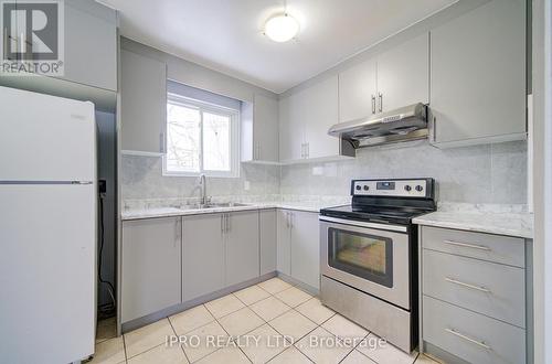 95 Greenbriar Road, Brampton, ON - Indoor Photo Showing Kitchen