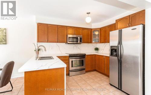 31 Hollingsworth Circle, Brampton, ON - Indoor Photo Showing Kitchen With Stainless Steel Kitchen With Double Sink