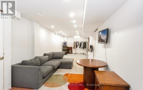 31 Hollingsworth Circle, Brampton, ON - Indoor Photo Showing Living Room