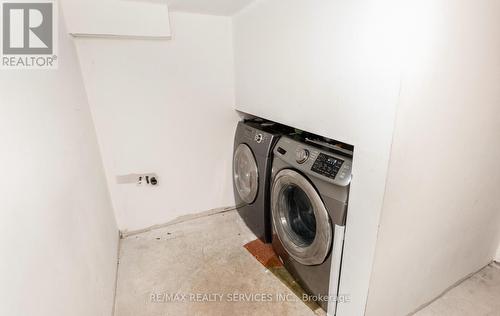 31 Hollingsworth Circle, Brampton, ON - Indoor Photo Showing Laundry Room