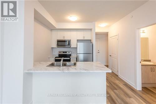 417 - 5055 Greenlane Road, Lincoln, ON - Indoor Photo Showing Kitchen With Stainless Steel Kitchen