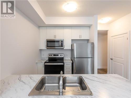 417 - 5055 Greenlane Road, Lincoln, ON - Indoor Photo Showing Kitchen With Stainless Steel Kitchen With Double Sink