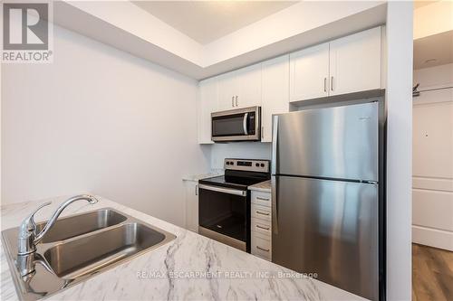 417 - 5055 Greenlane Road, Lincoln, ON - Indoor Photo Showing Kitchen With Stainless Steel Kitchen With Double Sink