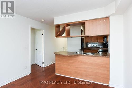 1006 - 4090 Living Arts Drive, Mississauga, ON - Indoor Photo Showing Kitchen