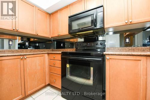 1006 - 4090 Living Arts Drive, Mississauga, ON - Indoor Photo Showing Kitchen