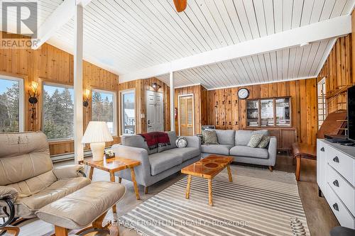 1120 Donaldson Road, North Frontenac (Frontenac North), ON - Indoor Photo Showing Living Room