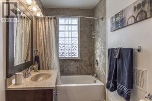 252 College Street, Sudbury, ON - Indoor Photo Showing Bathroom