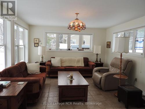 211 Point Road, Grey Highlands, ON - Indoor Photo Showing Living Room