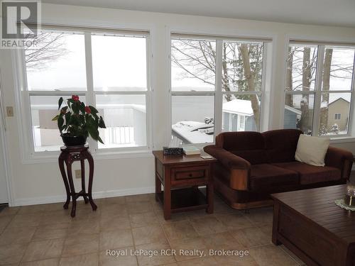 211 Point Road, Grey Highlands, ON - Indoor Photo Showing Living Room