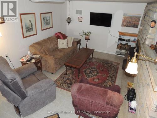 211 Point Road, Grey Highlands, ON - Indoor Photo Showing Living Room