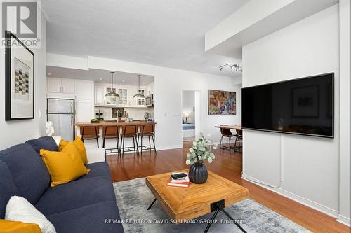 306 - 778 Sheppard Avenue W, Toronto, ON - Indoor Photo Showing Living Room