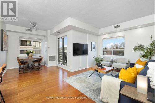 306 - 778 Sheppard Avenue W, Toronto, ON - Indoor Photo Showing Living Room