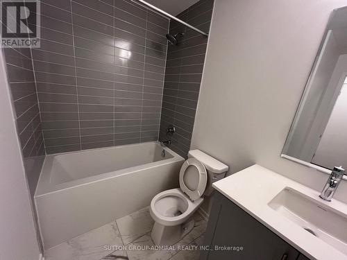 10 - 22 Lytham Green Circle, Newmarket, ON - Indoor Photo Showing Bathroom