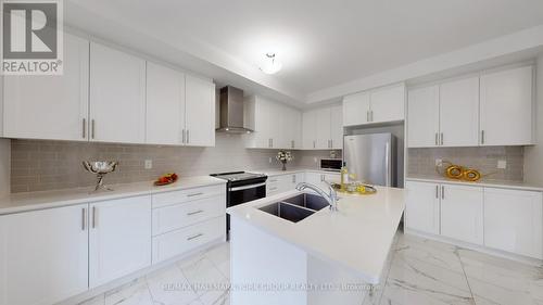 125 Silk Twist Drive, East Gwillimbury, ON - Indoor Photo Showing Kitchen With Double Sink With Upgraded Kitchen