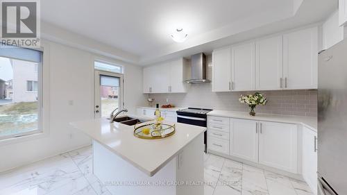 125 Silk Twist Drive, East Gwillimbury, ON - Indoor Photo Showing Kitchen With Double Sink