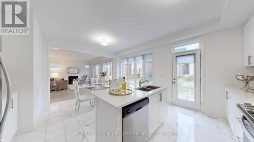 125 Silk Twist Drive, East Gwillimbury, ON - Indoor Photo Showing Kitchen With Double Sink