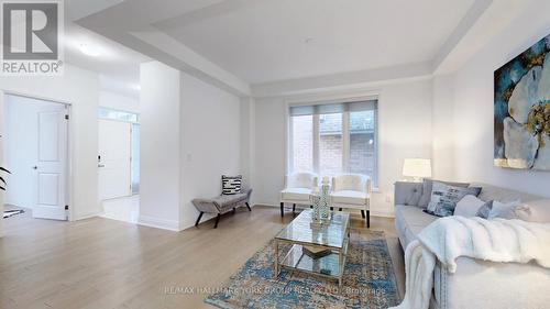 125 Silk Twist Drive, East Gwillimbury, ON - Indoor Photo Showing Living Room