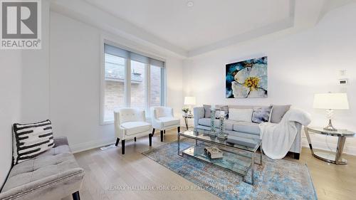 125 Silk Twist Drive, East Gwillimbury, ON - Indoor Photo Showing Living Room