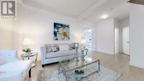 125 Silk Twist Drive, East Gwillimbury, ON - Indoor Photo Showing Living Room