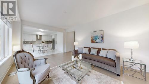 125 Silk Twist Drive, East Gwillimbury, ON - Indoor Photo Showing Living Room