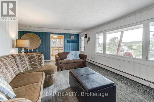 304 Champlain Road, Penetanguishene, ON - Indoor Photo Showing Living Room