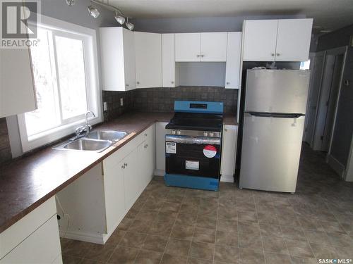 810 Robinson Street, Regina, SK - Indoor Photo Showing Kitchen With Double Sink