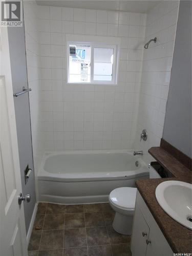 810 Robinson Street, Regina, SK - Indoor Photo Showing Bathroom