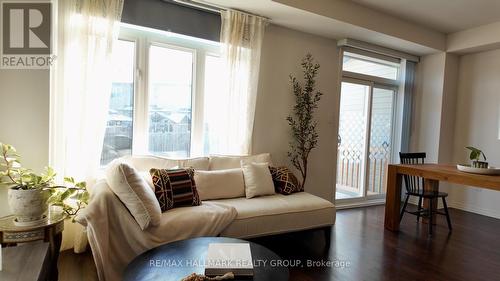 147 Hawkshaw Crescent, Ottawa, ON - Indoor Photo Showing Living Room