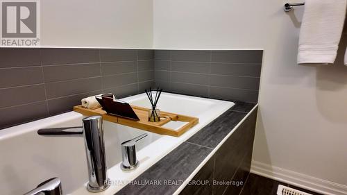 147 Hawkshaw Crescent, Ottawa, ON - Indoor Photo Showing Bathroom