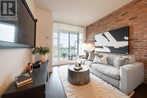 623 - 88 Colgate Avenue, Toronto (South Riverdale), ON - Indoor Photo Showing Living Room