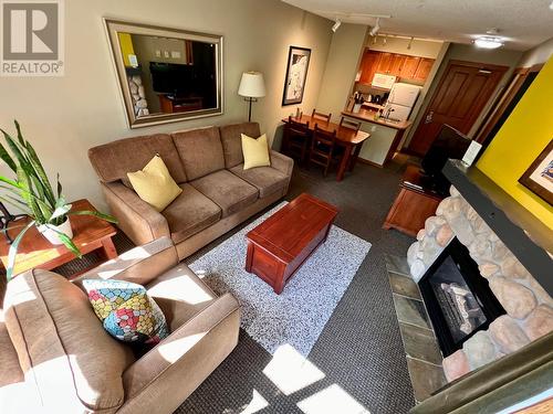 2060 Summit Drive Unit# 313, Panorama, BC - Indoor Photo Showing Living Room