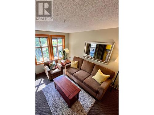 2060 Summit Drive Unit# 313, Panorama, BC - Indoor Photo Showing Living Room