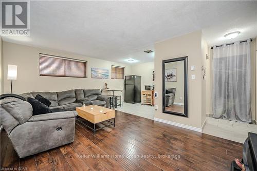 101 - 53 Conroy Crescent, Guelph (College), ON - Indoor Photo Showing Living Room