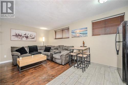 101 - 53 Conroy Crescent, Guelph (College), ON - Indoor Photo Showing Living Room