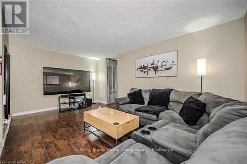 101 - 53 Conroy Crescent, Guelph (College), ON - Indoor Photo Showing Living Room