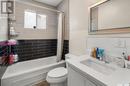 1414 G Avenue N, Saskatoon, SK - Indoor Photo Showing Bathroom