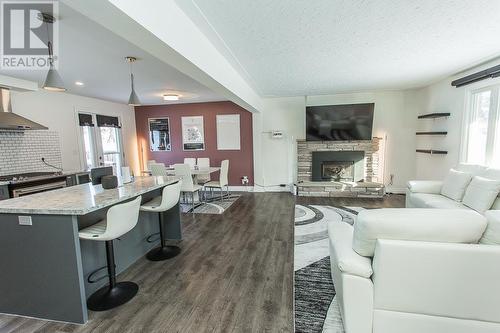 17 Linstedt St, Sault Ste. Marie, ON - Indoor Photo Showing Living Room With Fireplace