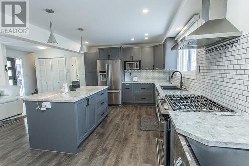 17 Linstedt St, Sault Ste. Marie, ON - Indoor Photo Showing Kitchen With Double Sink With Upgraded Kitchen