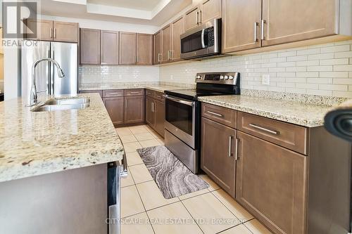 61 Sonoma Valley Crescent, Hamilton, ON - Indoor Photo Showing Kitchen With Double Sink With Upgraded Kitchen