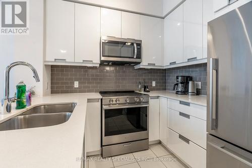 110 - 35 Watergarden Drive, Mississauga, ON - Indoor Photo Showing Kitchen With Double Sink With Upgraded Kitchen