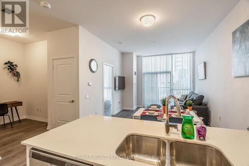 110 - 35 Watergarden Drive, Mississauga, ON - Indoor Photo Showing Kitchen