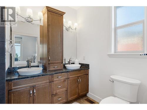 374 Trumpeter Court, Kelowna, BC - Indoor Photo Showing Bathroom