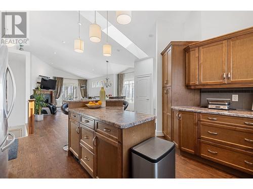 374 Trumpeter Court, Kelowna, BC - Indoor Photo Showing Kitchen