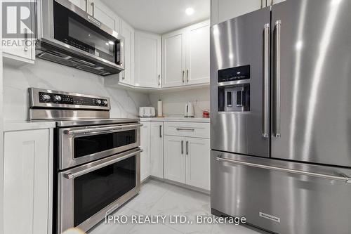 1101 - 3100 Kirwin Avenue, Mississauga, ON - Indoor Photo Showing Kitchen With Stainless Steel Kitchen