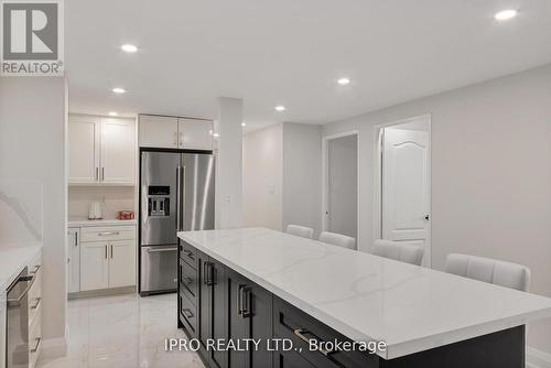 1101 - 3100 Kirwin Avenue, Mississauga, ON - Indoor Photo Showing Kitchen With Stainless Steel Kitchen