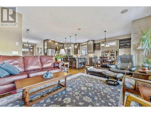 338 Prestwick Lane, Kelowna, BC - Indoor Photo Showing Living Room