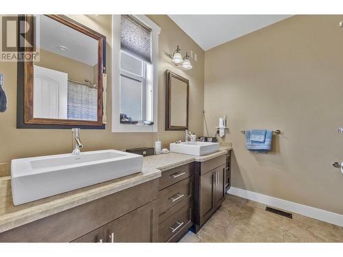 338 Prestwick Lane, Kelowna, BC - Indoor Photo Showing Bathroom