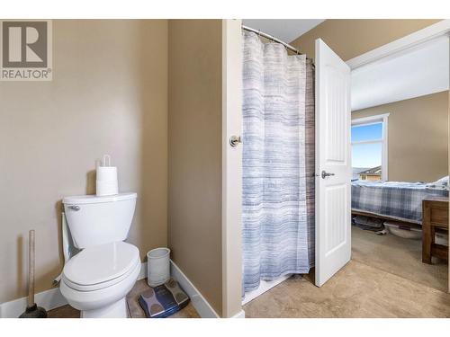 338 Prestwick Lane, Kelowna, BC - Indoor Photo Showing Bathroom